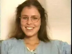 Junges perverses Amateur-Flittchen zeigt ihre fetten Titten