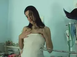 Willige lesbische Girls machen es sich bei wilden Sex Spielchen