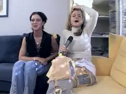 Mutti mit kleinen Titten fingert sich die triefende Möse 