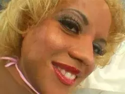 Fitte Nutte wird in ihre kahle Vagina gefickt