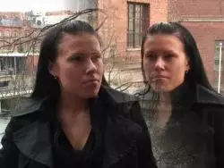 Schlanke Nutte wird in ihre rasierte Möse gevögelt